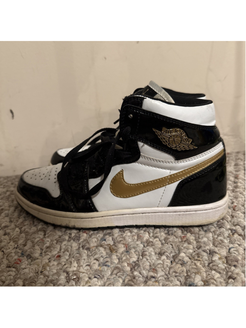Nike Air Jordan 1 Mid Patent Black White Gold Size 8 (852542-007)